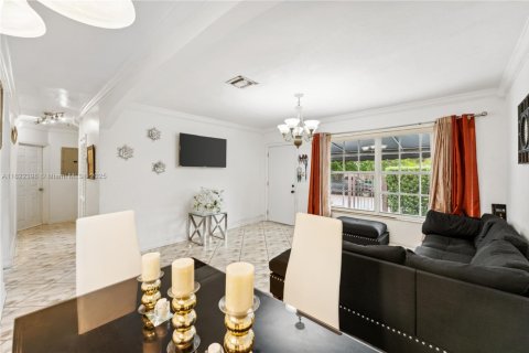 House in Miami, Florida 4 bedrooms, 125.42 sq.m. № 1958561 - photo 6