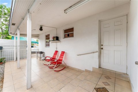 House in Miami, Florida 4 bedrooms, 125.42 sq.m. № 1958561 - photo 3
