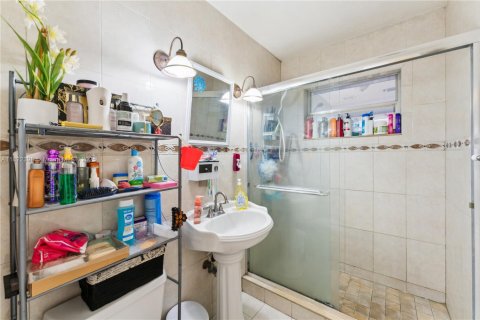 House in Miami, Florida 4 bedrooms, 125.42 sq.m. № 1958561 - photo 10