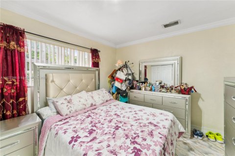 House in Miami, Florida 4 bedrooms, 125.42 sq.m. № 1958561 - photo 9