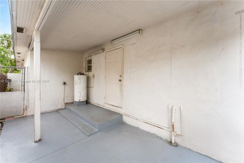 House in Miami, Florida 4 bedrooms, 125.42 sq.m. № 1958561 - photo 16