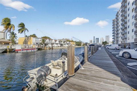 Copropriété à vendre à North Miami Beach, Floride: 2 chambres, 103.12 m2 № 1975920 - photo 28