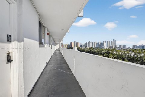 Copropriété à vendre à North Miami Beach, Floride: 2 chambres, 103.12 m2 № 1975920 - photo 25