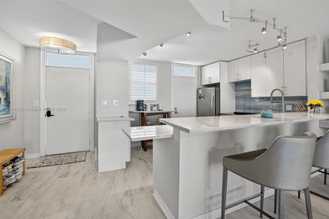 Copropriété à vendre à North Miami Beach, Floride: 2 chambres, 103.12 m2 № 1975920 - photo 9