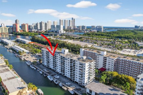 Copropriété à vendre à North Miami Beach, Floride: 2 chambres, 103.12 m2 № 1975920 - photo 1