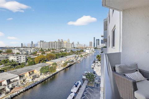 Copropriété à vendre à North Miami Beach, Floride: 2 chambres, 103.12 m2 № 1975920 - photo 2