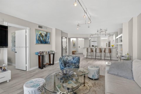Copropriété à vendre à North Miami Beach, Floride: 2 chambres, 103.12 m2 № 1975920 - photo 15