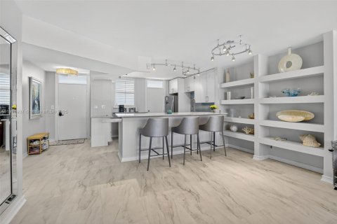 Copropriété à vendre à North Miami Beach, Floride: 2 chambres, 103.12 m2 № 1975920 - photo 12
