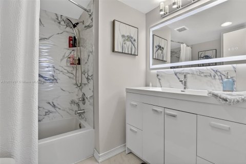 Copropriété à vendre à North Miami Beach, Floride: 2 chambres, 103.12 m2 № 1975920 - photo 20