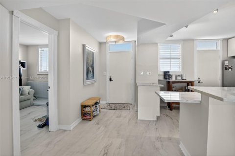 Copropriété à vendre à North Miami Beach, Floride: 2 chambres, 103.12 m2 № 1975920 - photo 8
