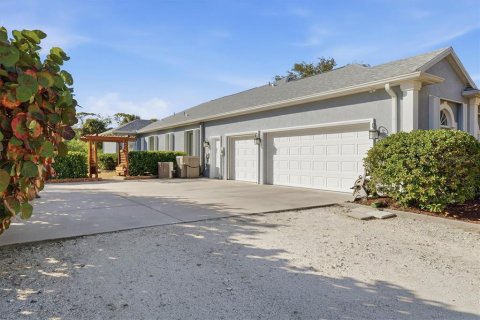 House in Englewood, Florida 4 bedrooms, 286.98 sq.m. № 2419654 - photo 2