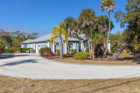 House in Englewood, Florida 4 bedrooms, 286.98 sq.m. № 2419654 - photo 5