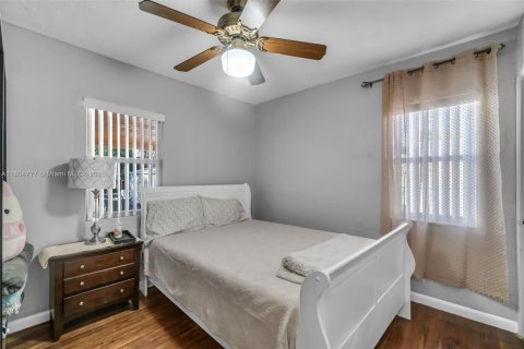 House in Opa-locka, Florida 3 bedrooms, 100.33 sq.m. № 1748570 - photo 15
