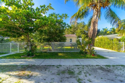 House in Opa-locka, Florida 3 bedrooms, 100.33 sq.m. № 1748570 - photo 3
