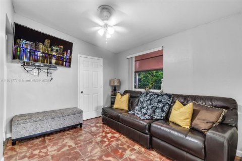 House in Opa-locka, Florida 3 bedrooms, 100.33 sq.m. № 1748570 - photo 14