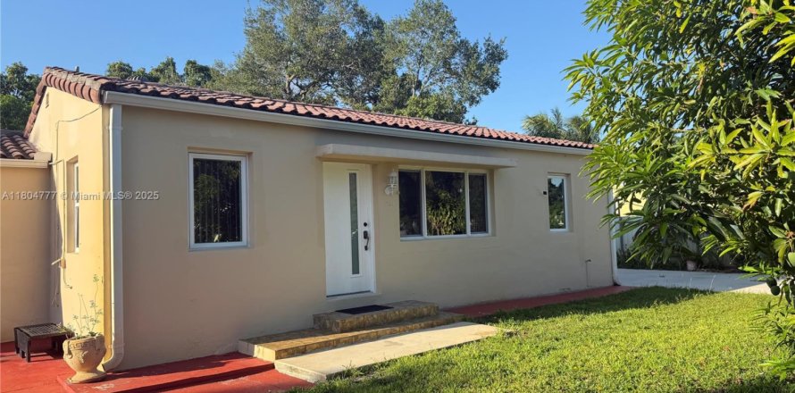House in Opa-locka, Florida 3 bedrooms, 100.33 sq.m. № 1748570