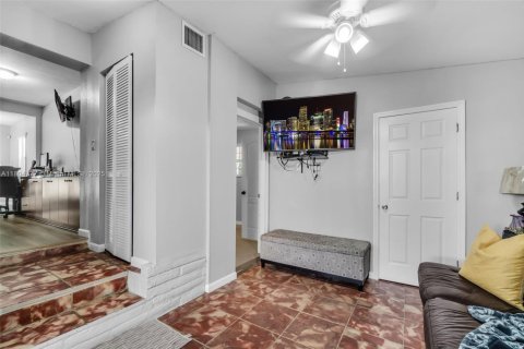 House in Opa-locka, Florida 3 bedrooms, 100.33 sq.m. № 1748570 - photo 12