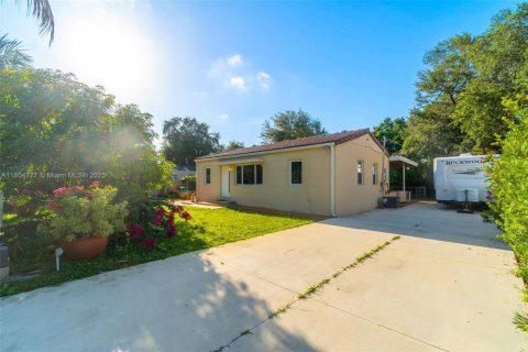 House in Opa-locka, Florida 3 bedrooms, 100.33 sq.m. № 1748570 - photo 2