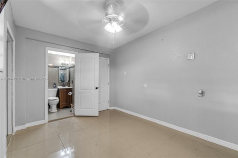 House in Opa-locka, Florida 3 bedrooms, 100.33 sq.m. № 1748570 - photo 21