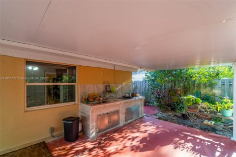 House in Opa-locka, Florida 3 bedrooms, 100.33 sq.m. № 1748570 - photo 23