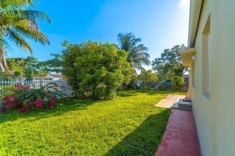 House in Opa-locka, Florida 3 bedrooms, 100.33 sq.m. № 1748570 - photo 29