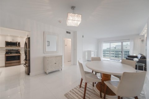Condominio en alquiler en Hallandale Beach, Florida, 1 dormitorio, 80.82 m2 № 1923809 - foto 11