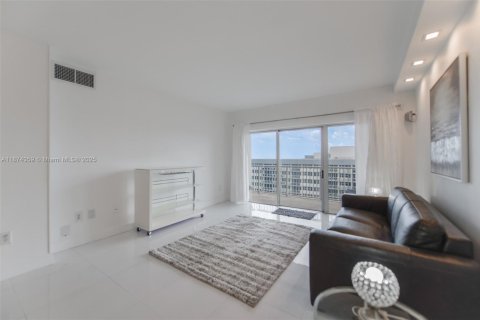 Condominio en alquiler en Hallandale Beach, Florida, 1 dormitorio, 80.82 m2 № 1923809 - foto 13
