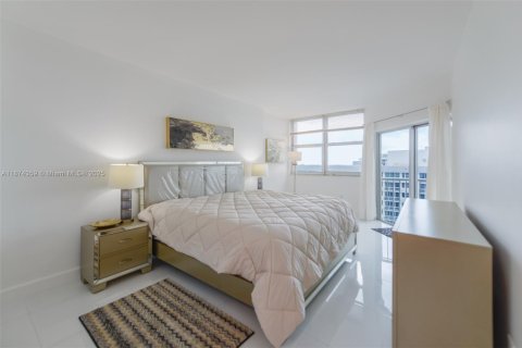 Condo in Hallandale Beach, Florida, 1 bedroom  № 1923809 - photo 25