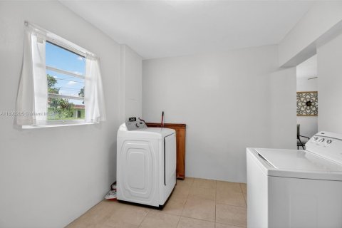 Casa en venta en Hollywood, Florida, 5 dormitorios, 124.02 m2 № 1945029 - foto 17