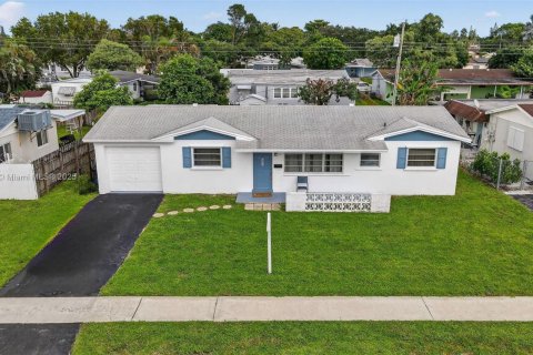 Casa en venta en Hollywood, Florida, 5 dormitorios, 124.02 m2 № 1945029 - foto 1