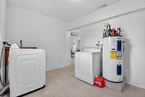 Casa en venta en Hollywood, Florida, 5 dormitorios, 124.02 m2 № 1945029 - foto 16