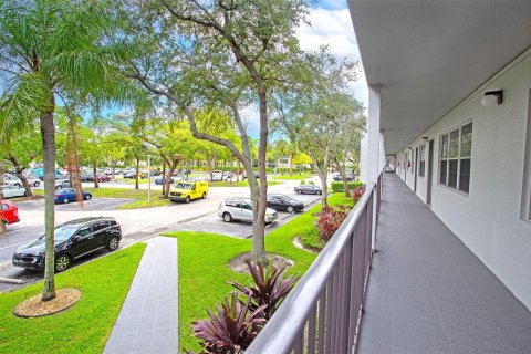 Condo in Pembroke Pines, Florida, 1 bedroom  № 1878716 - photo 21