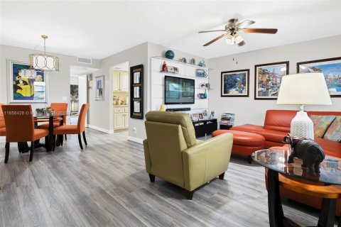 Condo in Pembroke Pines, Florida, 1 bedroom  № 1878716 - photo 1