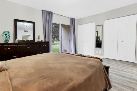 Condo in Pembroke Pines, Florida, 1 bedroom  № 1878716 - photo 15