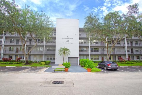 Condo in Pembroke Pines, Florida, 1 bedroom  № 1878716 - photo 23
