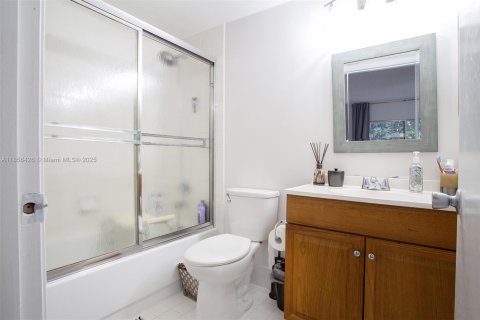 Condo in Pembroke Pines, Florida, 1 bedroom  № 1878716 - photo 17