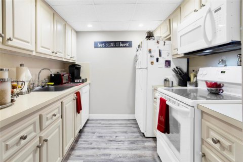Condo in Pembroke Pines, Florida, 1 bedroom  № 1878716 - photo 7