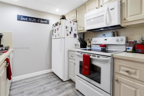 Condo in Pembroke Pines, Florida, 1 bedroom  № 1878716 - photo 9