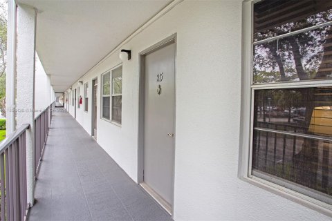 Condo in Pembroke Pines, Florida, 1 bedroom  № 1878716 - photo 22