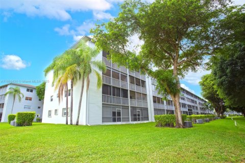 Condo in Pembroke Pines, Florida, 1 bedroom  № 1878716 - photo 26