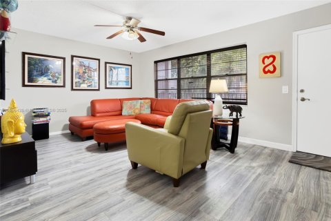 Condo in Pembroke Pines, Florida, 1 bedroom  № 1878716 - photo 2