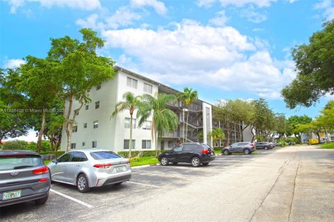 Condo in Pembroke Pines, Florida, 1 bedroom  № 1878716 - photo 28