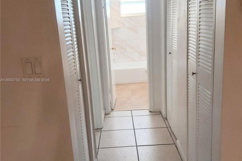 Condo in Hollywood, Florida, 1 bedroom  № 2069609 - photo 2