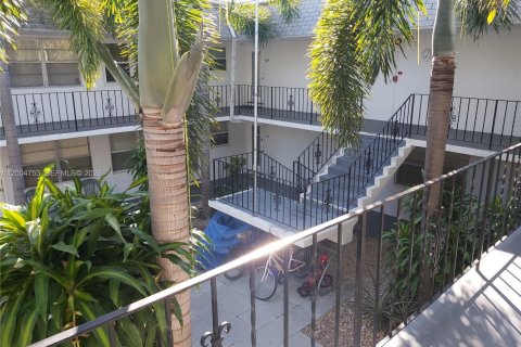 Condo in Hollywood, Florida, 1 bedroom  № 2069609 - photo 5