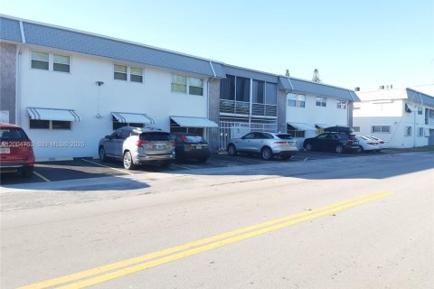 Condo in Hollywood, Florida, 1 bedroom  № 2069609 - photo 12