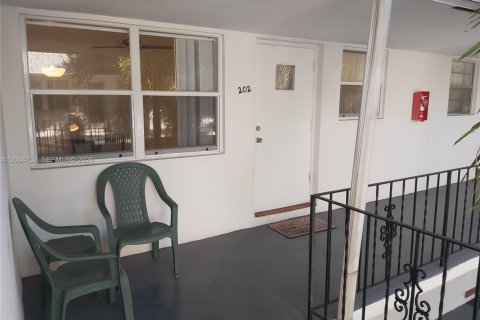 Condo in Hollywood, Florida, 1 bedroom  № 2069609 - photo 8