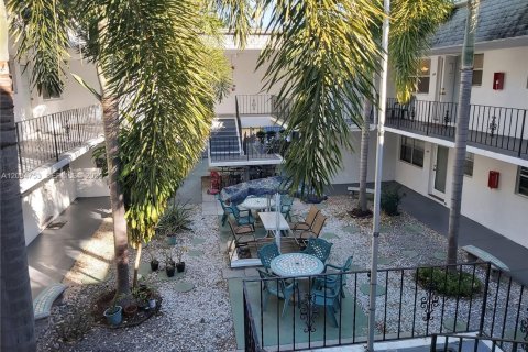 Condo in Hollywood, Florida, 1 bedroom  № 2069609 - photo 6