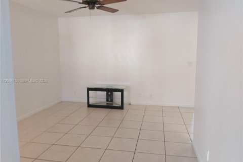 Condo in Hollywood, Florida, 1 bedroom  № 2069609 - photo 9