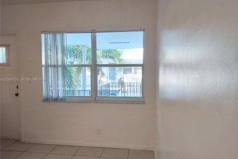 Condo in Hollywood, Florida, 1 bedroom  № 2069609 - photo 4