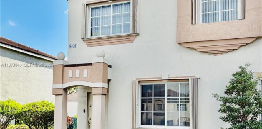 Дом в Майами, Флорида 3 спальни, 130.06м2 № 2033356